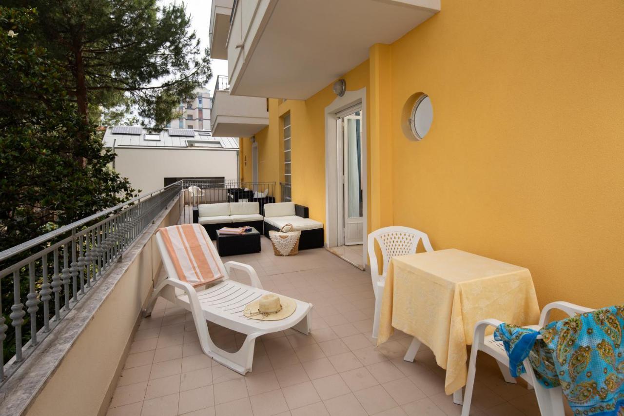 Hotel Cannes - In Pieno Centro Riccione Exterior photo